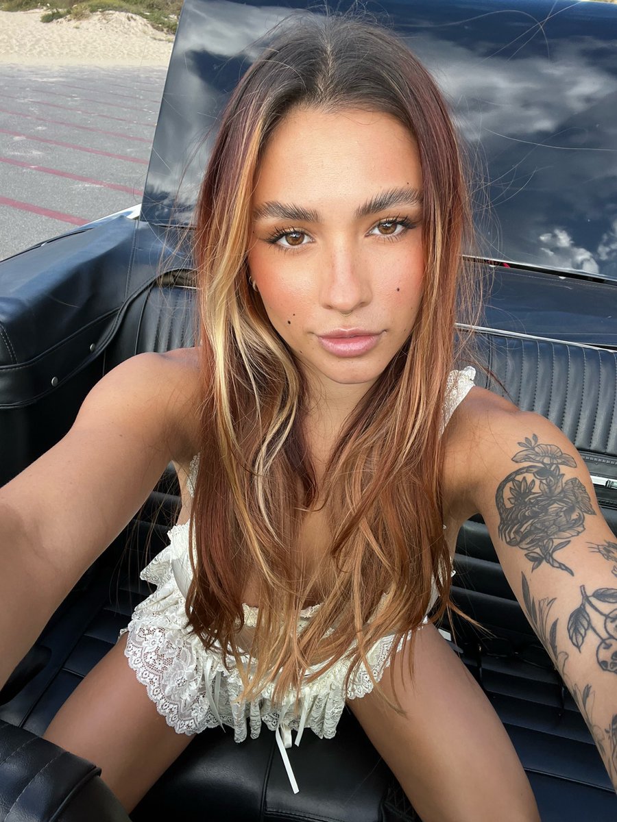 🐰 𝓑𝓮𝓭 𝓑𝓾𝓷𝓷𝔂𝔃 🐰 on Twitter "RT lavaxgrl me or netflix?"