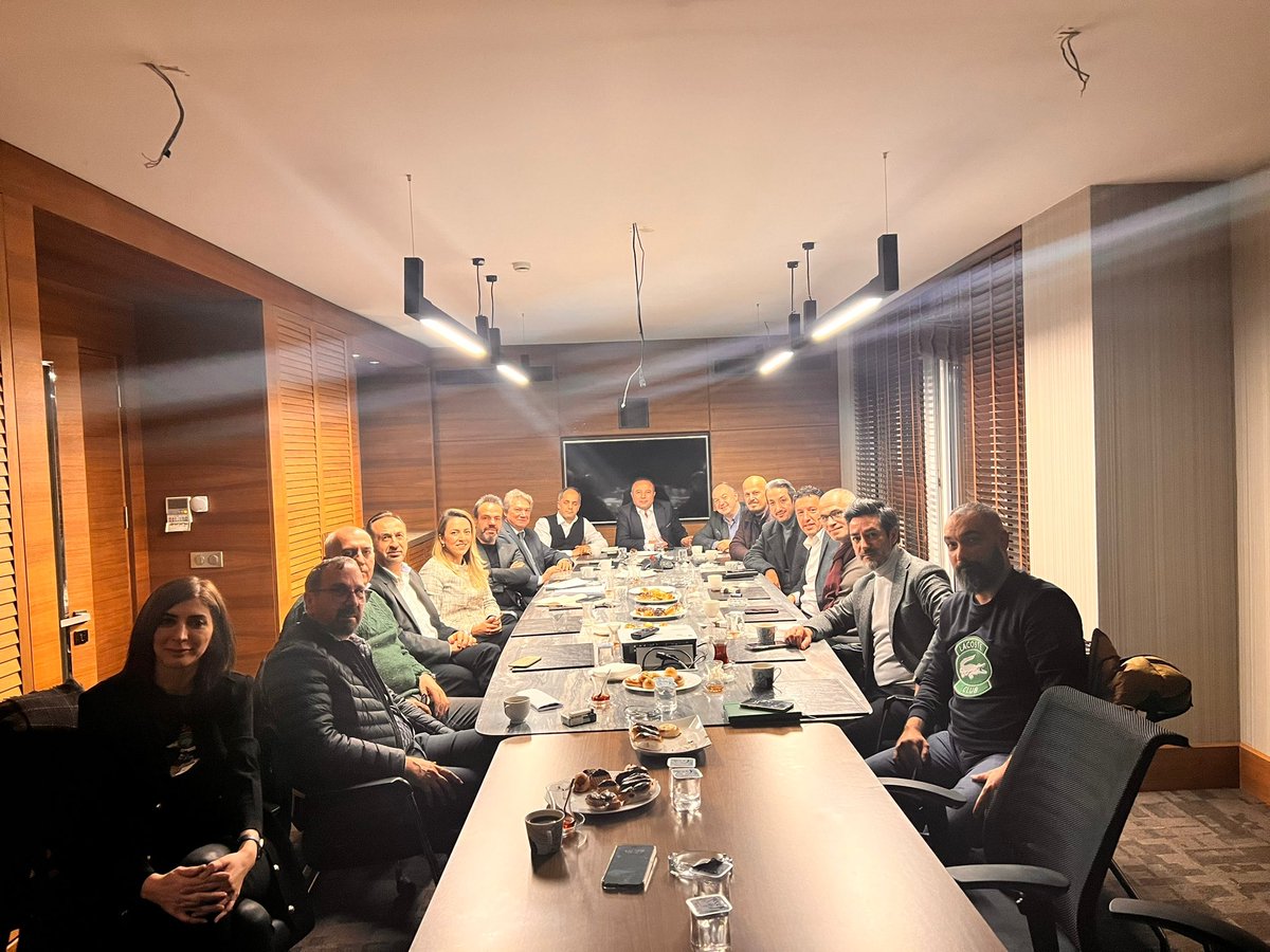 ÇEVBİR olarak, yılın ilk yönetim kurulu toplantısını alanında önemli işlere imza atmış sektör temsilcilerinin katılımıyla gerçekleştirdik. Davetimize ve sektör birliğine gösterdikleri ilgi için kendilerine teşekkür ederiz.