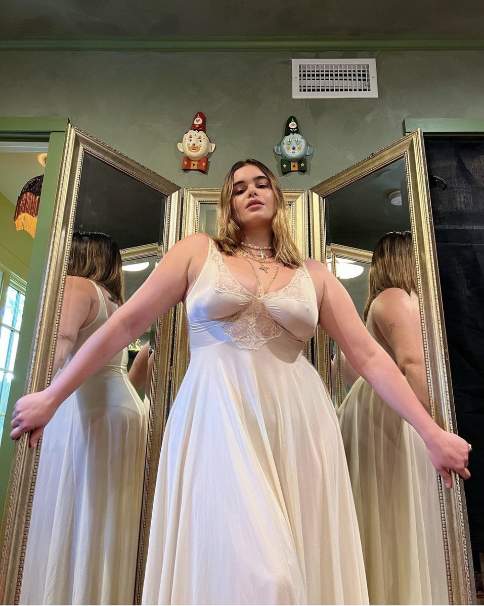 l_rose36's tweet photo. I know you’d love to be below me, hearing my sweet voice telling you how you’re a good boy, while you lay your cash on my pretty feet. Where’s my good boys? (And girls too, I don’t discriminate 😏)#findom #onlyfans #feetworship #feetfetiche #worship #drain #sub #dom #fetish #kink https://t.co/5Vs8IkS83q
