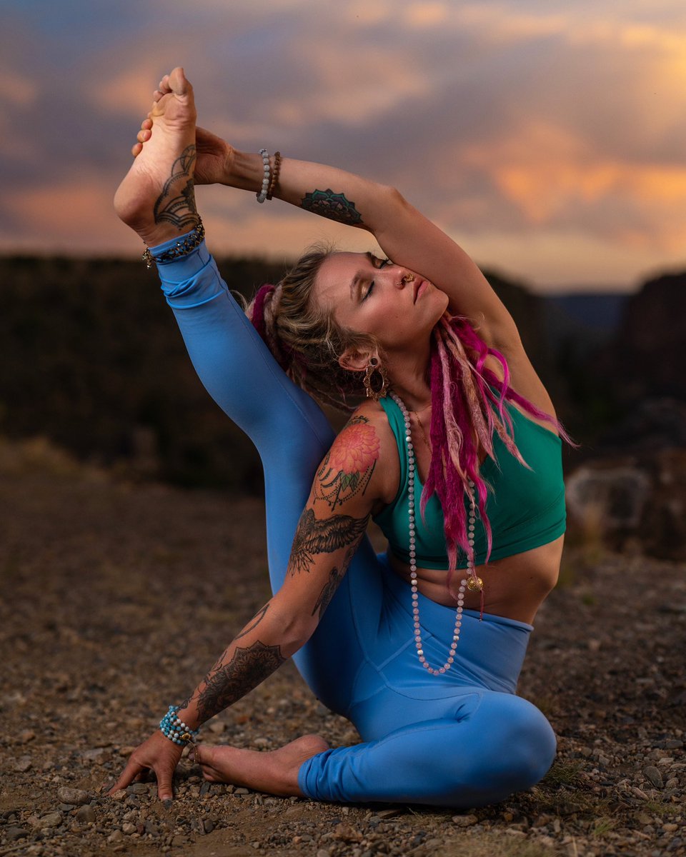 coloradofitfoto's tweet photo. Wandering...but not lost. Adventures of a California yoga girl.
#compasspose #yogapants #aloyoga #yogagirls #yogateacher #yogaposes #alternativegirl #alternativemodel #yogamodel https://t.co/jtBXZHplXK
