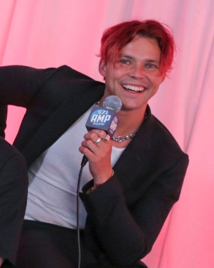easierkinks's tweet photo. red hair ashton irwin still feels like an absolute fever dream https://t.co/xVn787WZph