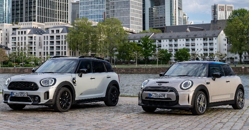 BMWGroupFrance's tweet photo. 🇫🇷 Des performances historiques !📊

#BMW augmente sa part de marché.📈
Record sur le segment premium pour @MINI_FR.✨
La 🇫🇷, 1e marché mondial pour le scooter ⚡️ #BMWCE04.

En 2022, #BMWGroup s’affirme à l’avant-garde de la transition vers l’électrique et de tous les usages. #EV