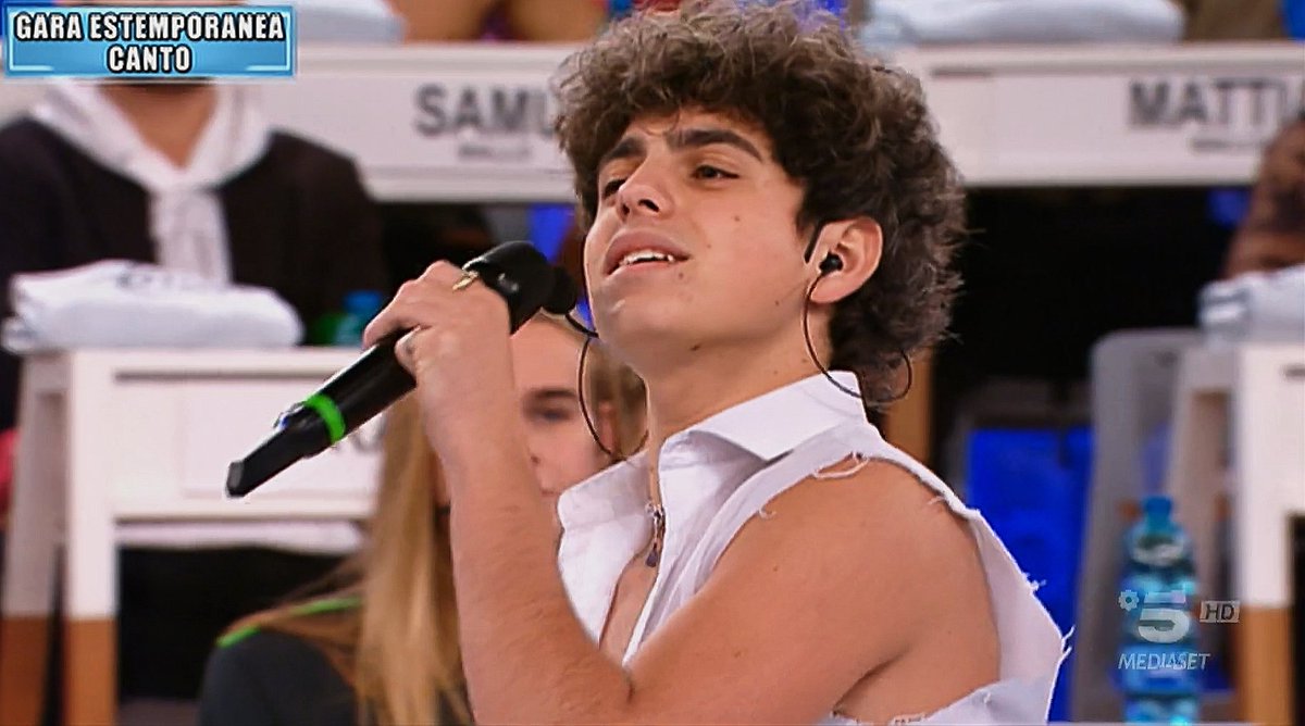 Chi hanno                    chi è ancora
eliminato:                     dentro: 
#amicispoiler #Amici22