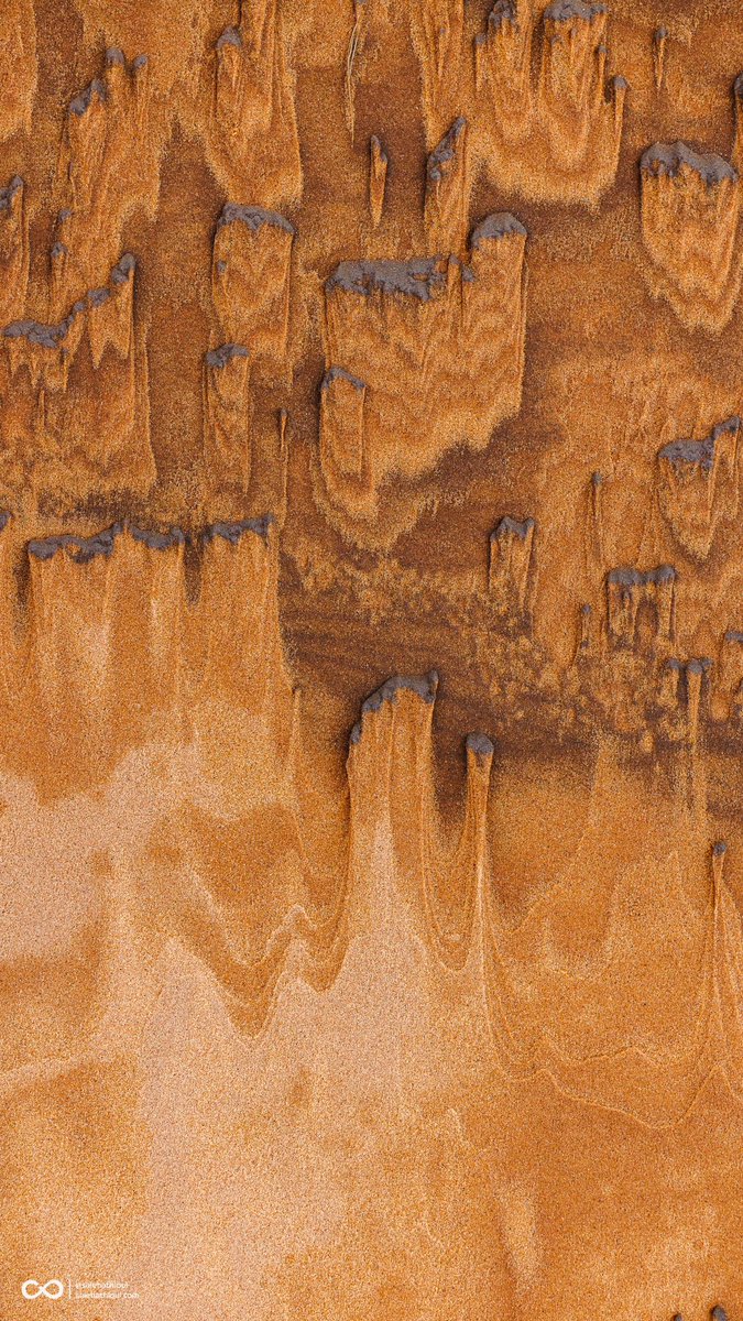 لوحات تجريدية ربّانية للرّمل بعد المطر، مسافاتها قريبة من بعضها لكنّتها تتباعد بتشكيلاتها.