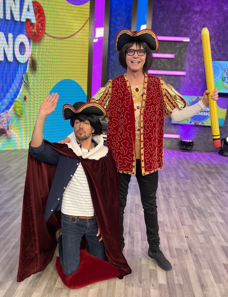VengaLaAlegria's tweet photo. ¡@rogergzz obtiene el título de “El Guardián del Saber” por ser el conductor que más cerca estuvo del significado real de algunas de las palabras más difíciles del diccionario! 🙌🏻📖✏️😂📺 #ConVLAYo https://t.co/CdDeFAIQmb