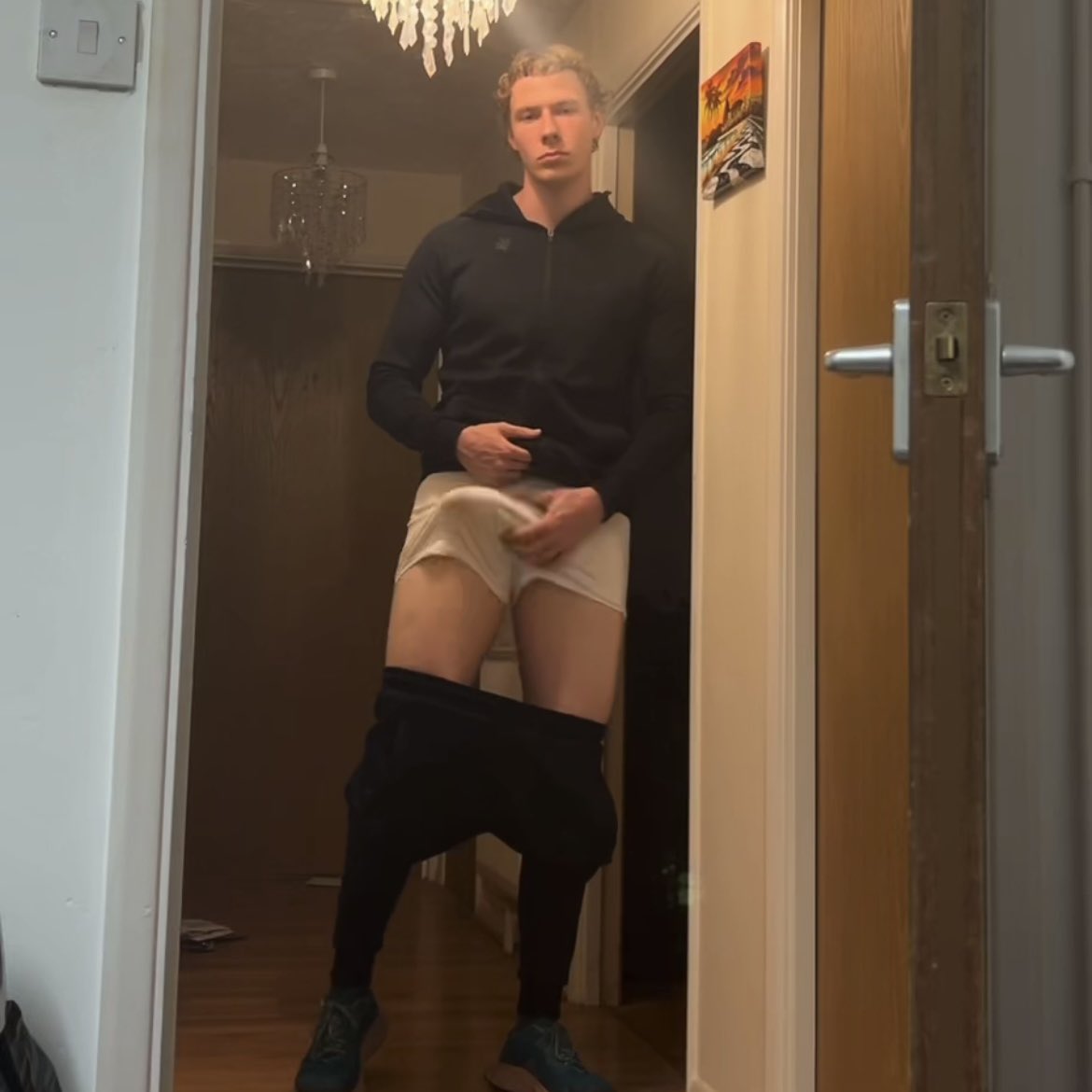 BWCXXL's tweet photo. Got a 🍌 in my boxers, you hungry?

#bwc #bulge #bleached #wmaf #sizekink #domtop #alpha #horny #nsfwtwtgay #sph https://t.co/bY9KpqkG63
