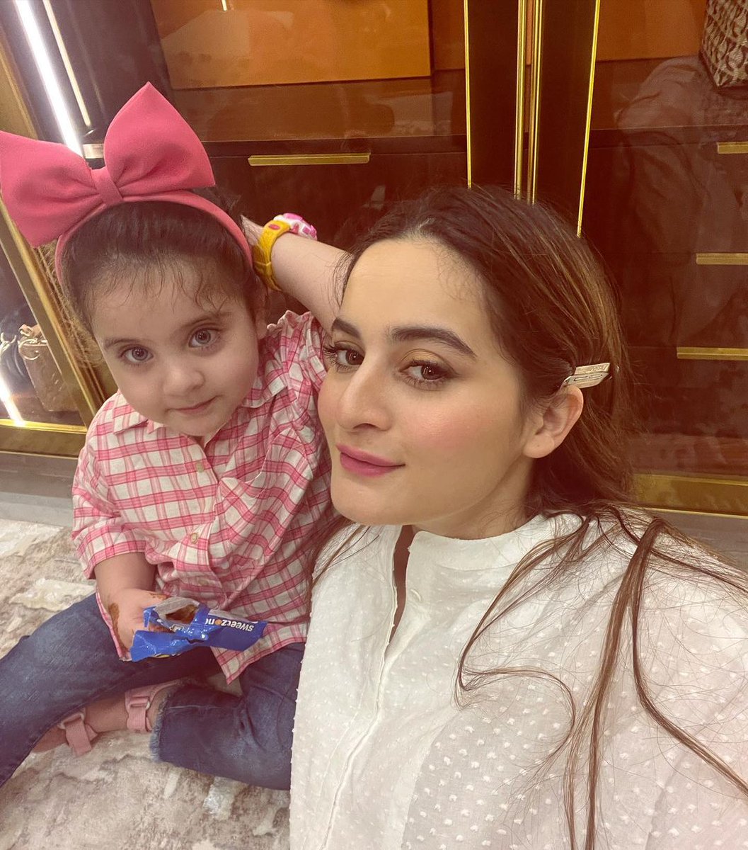 hellopakistanhh's tweet photo. Cutest Mother-daughter duo 😍😍 #AimanKhan #AmalMuneeb https://t.co/f1Db62YwLx