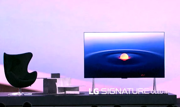 SylvainPichot's tweet photo. Au #CES2023 #LG dévoile le premier téléviseur #OLED Signature M (M3) de 97 pouces #ZeroConnect sans fil (qd même 1 pour l'électricité) avec un boîtier déporté. Transmission audio et vidéo jusqu'à UHD 120 Hz. Pas de MLA ici. Prix et date de disponibilité : à suivre... https://t.co/9hWwxkmN7k