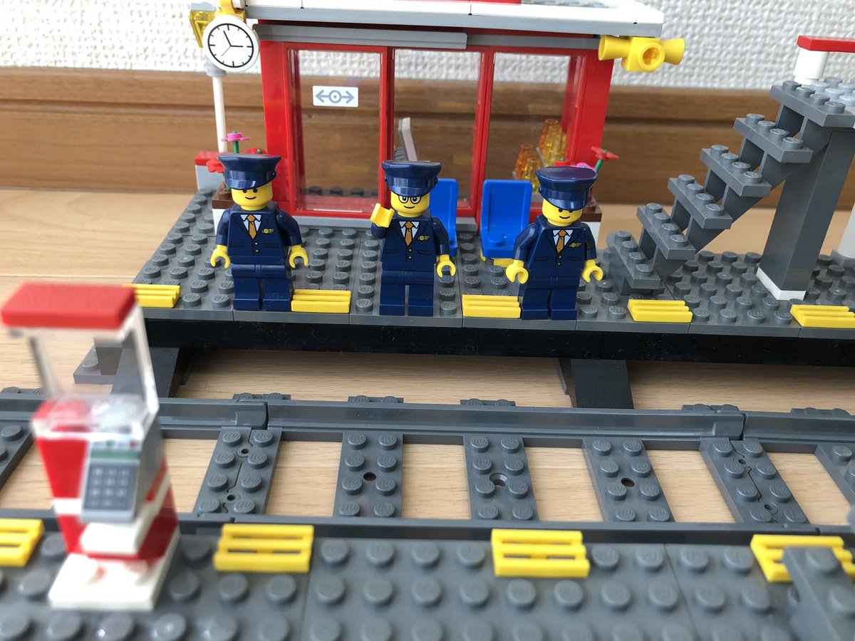 jun_lego2020's tweet photo. ■7937 ステーション＋JRスタンプラリーフィグ
JRのスタンプラリーの
駅員さんのフィグを駅に置いてみた！
これは楽しい〜！
でも一つの駅に居すぎ(^^)
そして、
あとは列車が欲しい(^^)

#LEGO7937
#LEGO
#レゴ 
#こばやしとレゴ
#積みLEGO
#レゴスタンプラリー
#LEGO90years https://t.co/6vp4dguOrE
