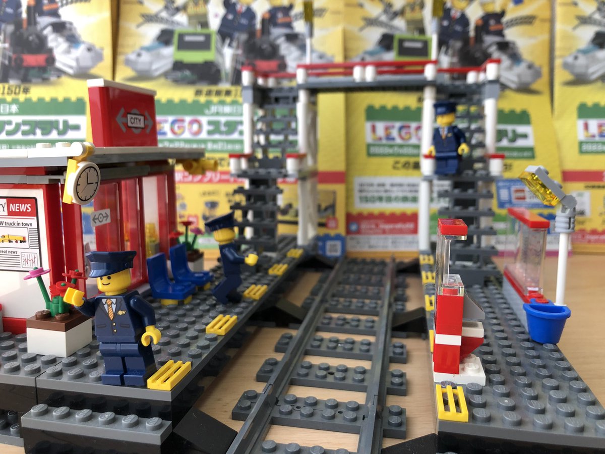 jun_lego2020's tweet photo. ■7937 ステーション＋JRスタンプラリーフィグ
JRのスタンプラリーの
駅員さんのフィグを駅に置いてみた！
これは楽しい〜！
でも一つの駅に居すぎ(^^)
そして、
あとは列車が欲しい(^^)

#LEGO7937
#LEGO
#レゴ 
#こばやしとレゴ
#積みLEGO
#レゴスタンプラリー
#LEGO90years https://t.co/6vp4dguOrE