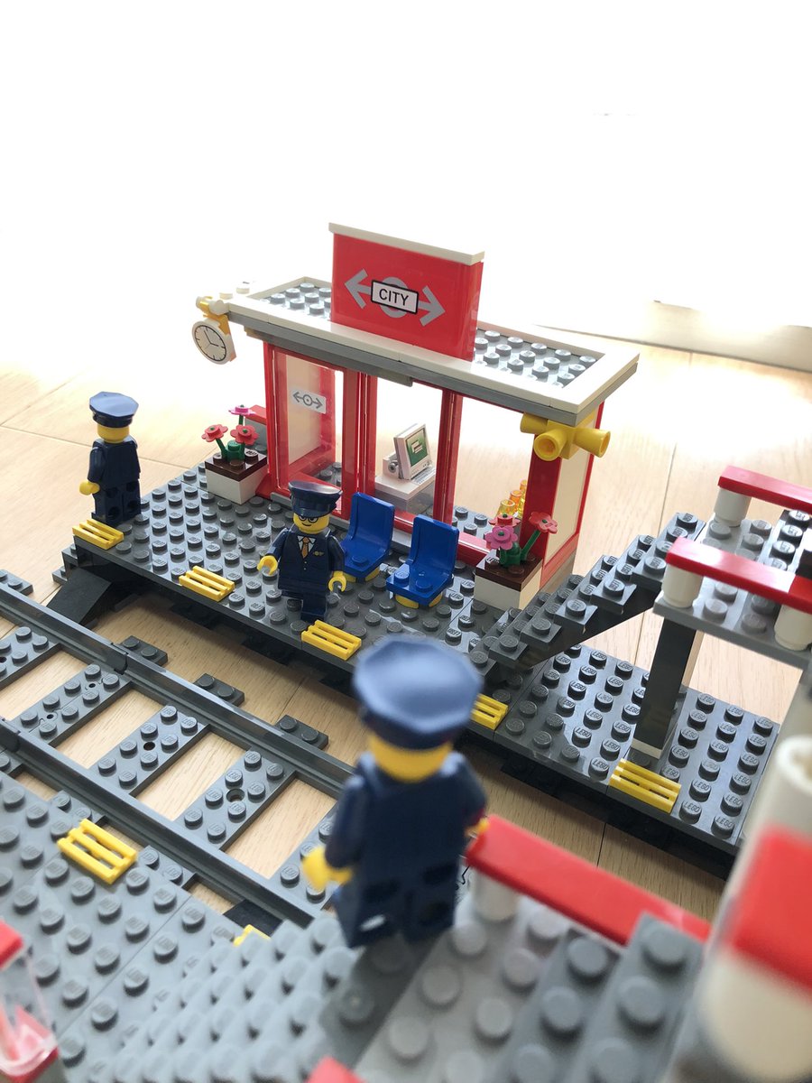 jun_lego2020's tweet photo. ■7937 ステーション＋JRスタンプラリーフィグ
JRのスタンプラリーの
駅員さんのフィグを駅に置いてみた！
これは楽しい〜！
でも一つの駅に居すぎ(^^)
そして、
あとは列車が欲しい(^^)

#LEGO7937
#LEGO
#レゴ 
#こばやしとレゴ
#積みLEGO
#レゴスタンプラリー
#LEGO90years https://t.co/6vp4dguOrE