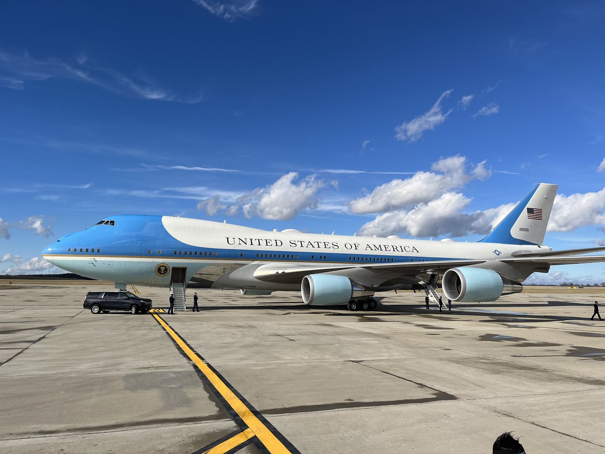CVGairport's tweet photo. A look at Air Force One. @POTUS flew to CVG today for a press conference about the Brent Spence Bridge. #airforce1 #planes #aviation #CVGnext #Cincinnati https://t.co/yUFZOfzn6C