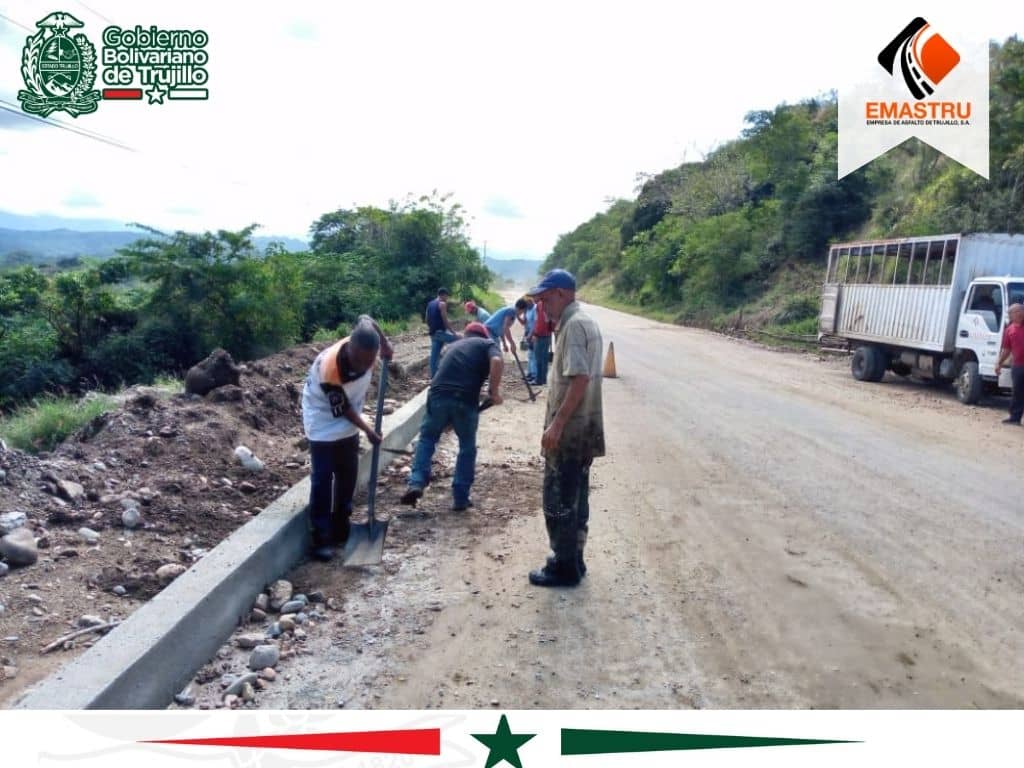 #4Ene | Nuestro equipo realiza la limpieza de laterales para la conformación de la vía en el sector San Miguel vía Peraza.

¡Gracias al Gob My. @Gerardo4fPsuv seguimos trabajando!

#PuebloAlegreYUnido #vialidad #gestión