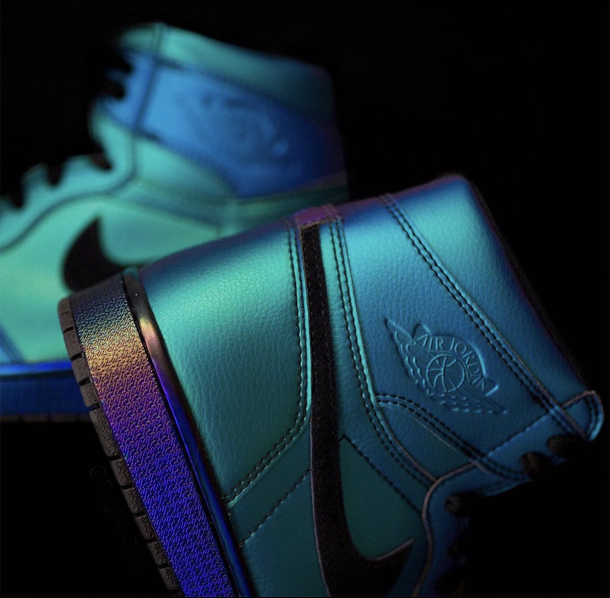 nicekicks's tweet photo. Iridescent Air Jordan 1 High OG “Family” PE made exclusively for Jordan Brand Pro Athletes 🦋 https://t.co/fpjK97Tzg1