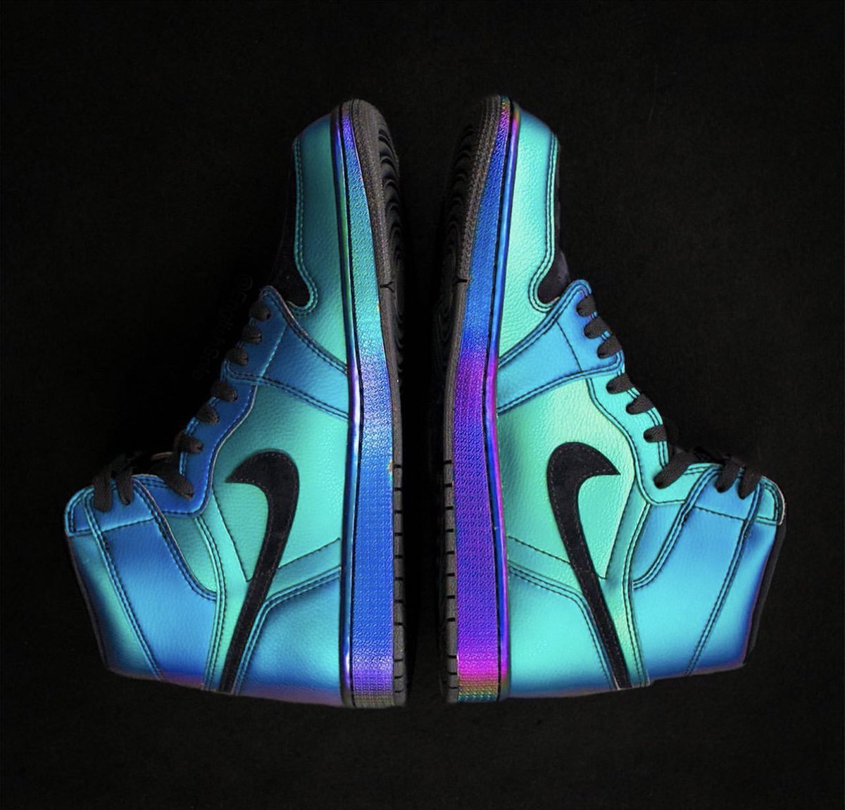 nicekicks's tweet photo. Iridescent Air Jordan 1 High OG “Family” PE made exclusively for Jordan Brand Pro Athletes 🦋 https://t.co/fpjK97Tzg1