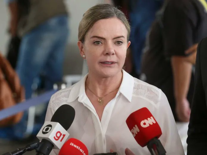 BrianMteleSUR's tweet photo. Responding to reporters questions about a supposed negative reaction of Brazil's tiny stock market to news of increased spending for social programs, PT President Gleisi Hoffmann said, "Markets don't starve to death." https://t.co/hOu1o3hF4e