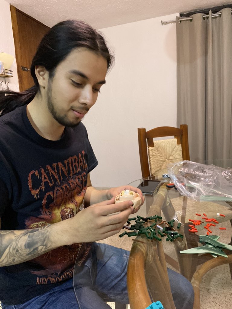 lmtfapls's tweet photo. Me puse a ver conversaciones pasadas de TikTok con mi novio (de cuando éramos amigos todavía) y encontré este mensaje del 22 de Agosto :) 
Me regalo estas florecitas el 20 de diciembre 🥺❤️ https://t.co/GZwerpF7dY