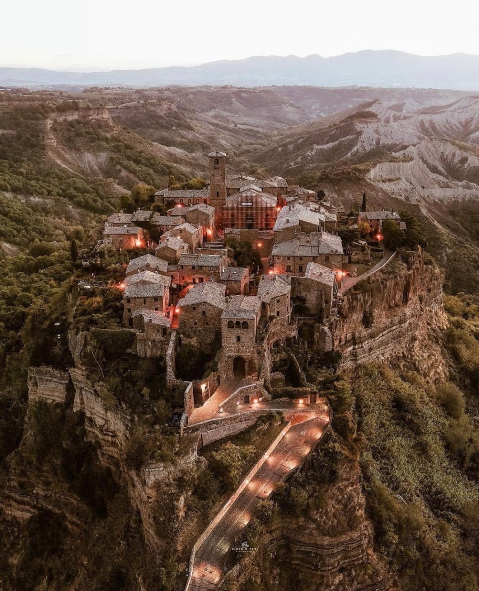 visit_lazio's tweet photo. #CivitadiBagnoregio è un delizioso borgo situato sulla vetta di un'altura di tufo e raggiungibile attraverso uno stretto ponte pedonale dal quale si gode di uno dei panorami più belli del #Lazio

📸 Ig giorgioteti
 #VisitLazio #LazioEternaScoperta #LazioIsMe https://t.co/V6bN9Z8S5G