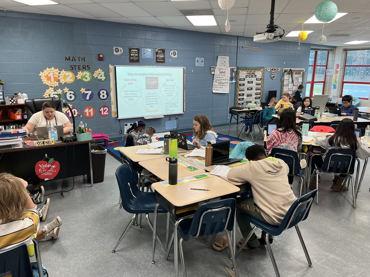 SolleyAACPS's tweet photo. Great researching and informational writing in 4th grade! #AACPSAwesome https://t.co/mYGvrE4fk1