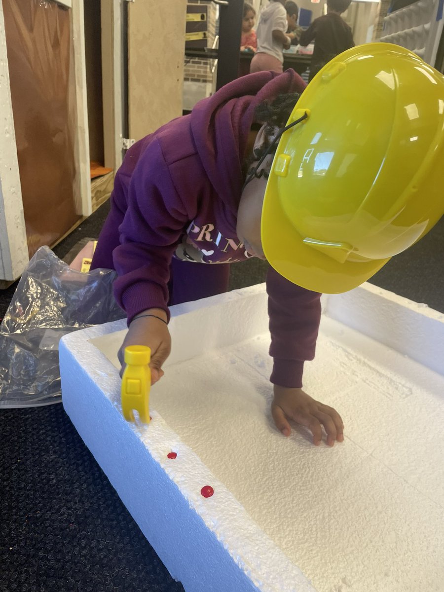 Mrs_Ledford's tweet photo. @SkyviewPreK is ready for the new year and new learning in our “Creative Me” unit! #prek #skyviewprek #risdskyrise 🔨🔩🚜 https://t.co/jN7m1jgHxu