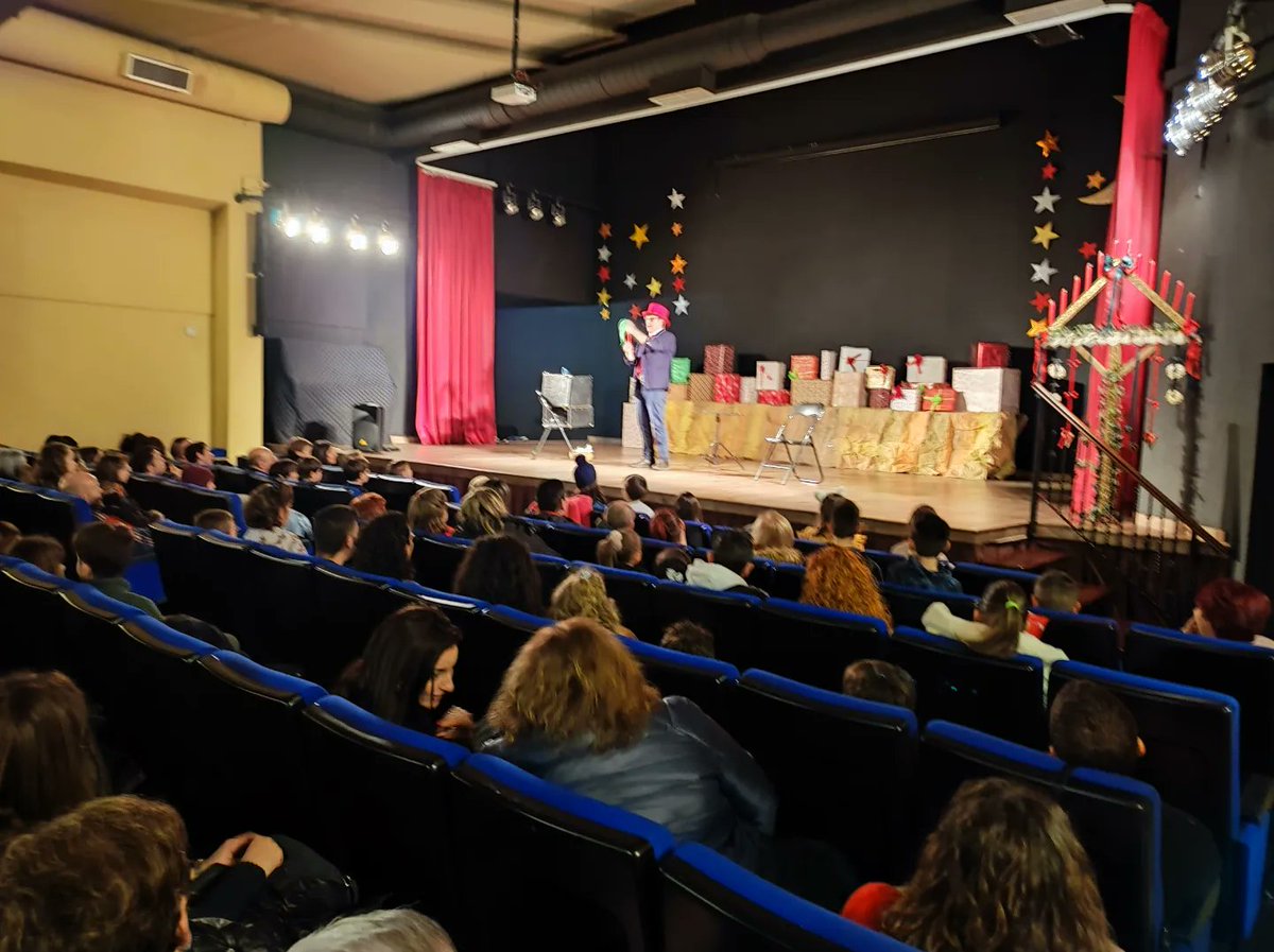 Ya ha comenzado la magia en #LaRobla con el mago Armando de Miguel. #LaRoblaEsNavidad