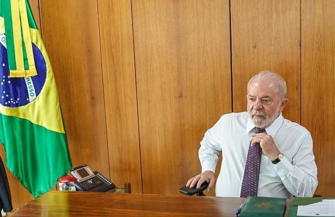 O presidente Lula começou hoje os trabalhos no Planalto e pela manhã, se reuniu com o ministro das relações institucionais (Padilha)