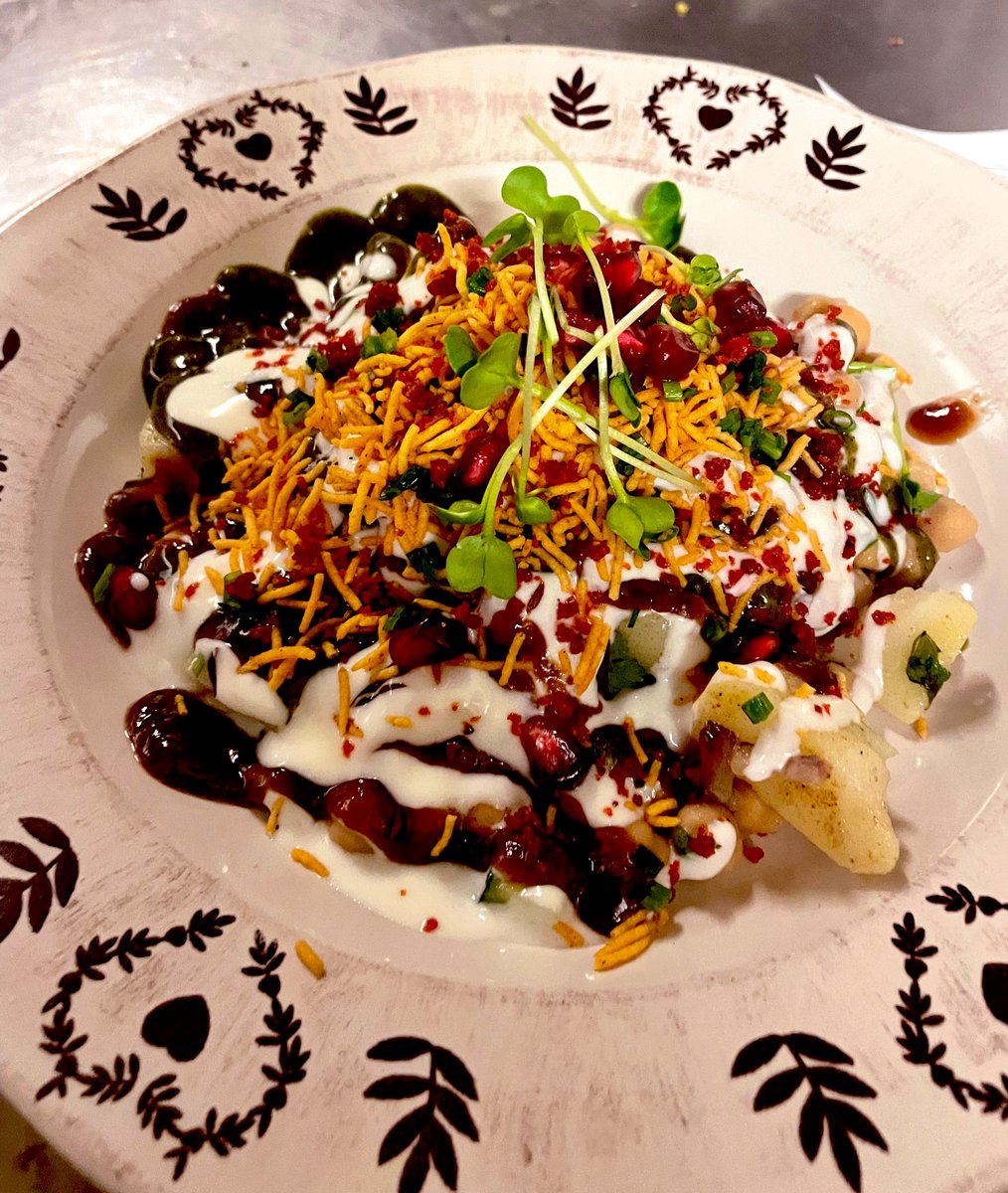 ChefEqbal's tweet photo. Chana chaat, pois chiches avec pommes de terre, gingembre, tomates,oignons, grenade, jus de citron, le meilleur street food de l’Inde 
#chanachaat #streetfood #paris #paris15 #rasnarestaurant #indianfoodparis #cuisineindienne #halal #vegan https://t.co/IrH5CwoJnv