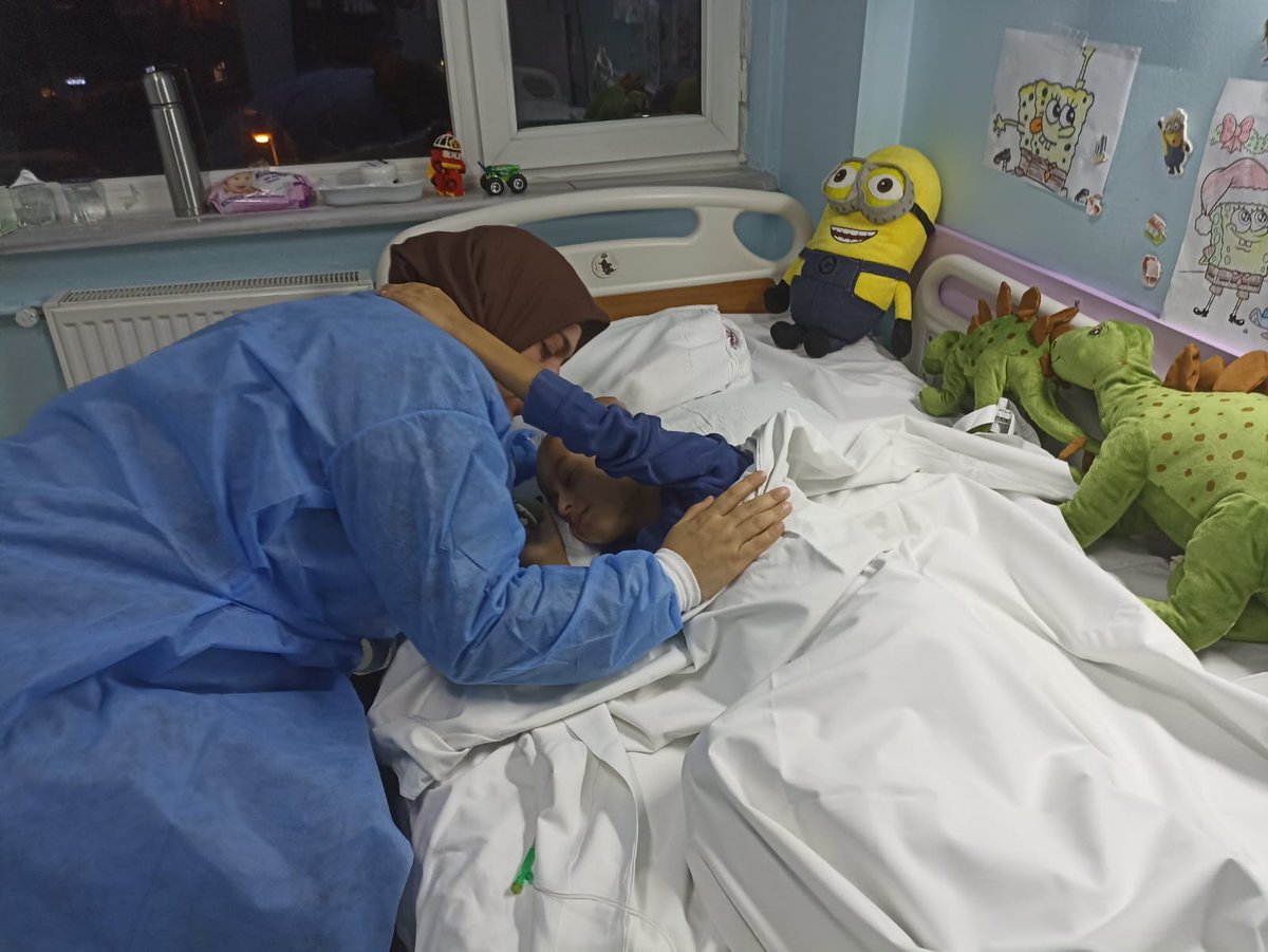 Gülten Sayın'ın birkaç süren kısa ziyaretinden sonra oğlunu bir yandan uyutup bir yandan veda ettiği an...

Hasta bir çocuğu annesinden ayırmak adaletsizliğin en büyüğüdür. <a href="/adalet_bakanlik/">T.C. Adalet Bakanlığı</a>

Yusufİçin NeyiBekliyorsunuz