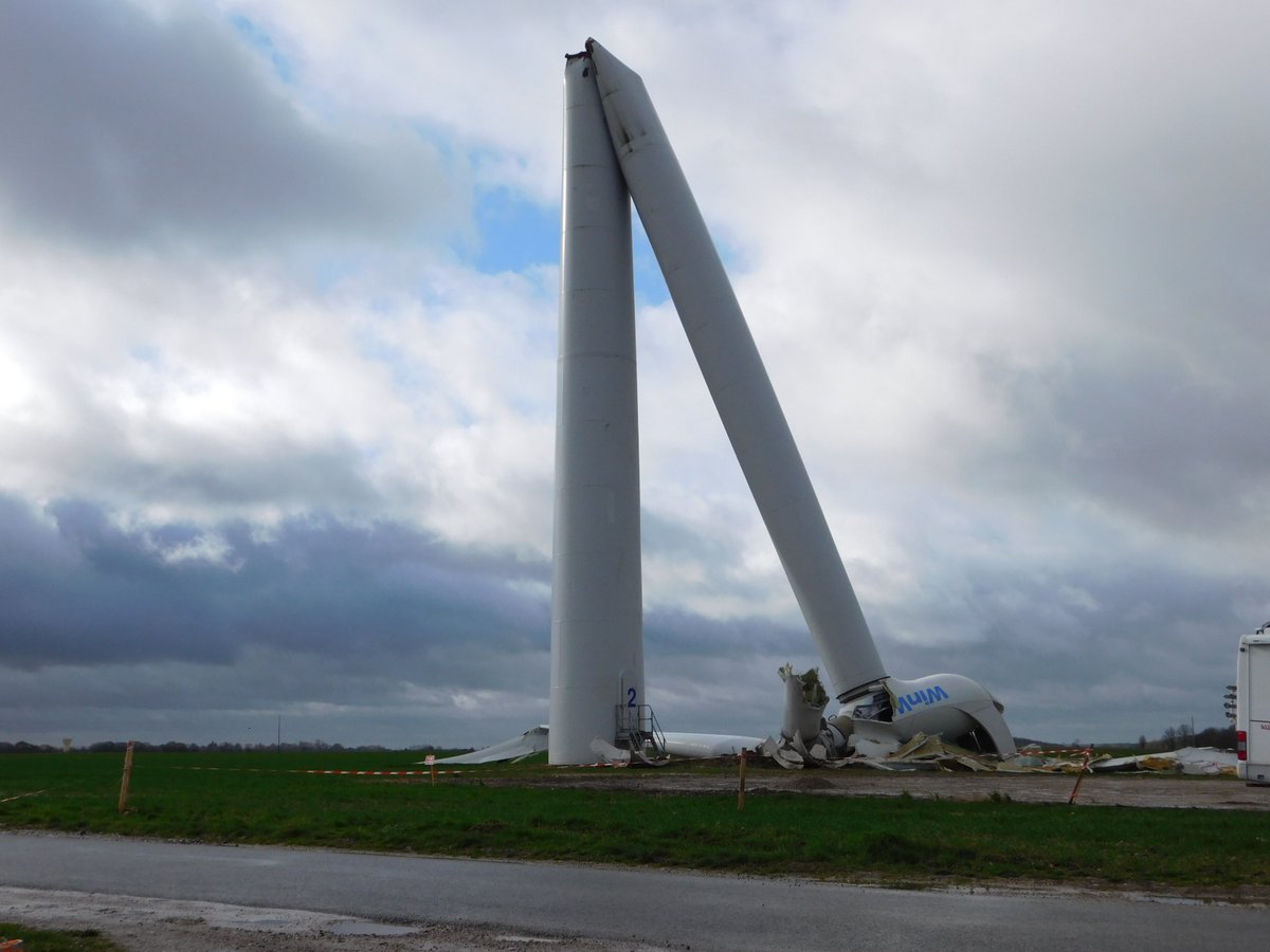 DanielMertens's tweet photo. @vrtnws begin maart 2019 is er in de buurt van Formerie (Picardië) ook een windmolen gekraakt door de wind https://t.co/jiJvahJ0Oa