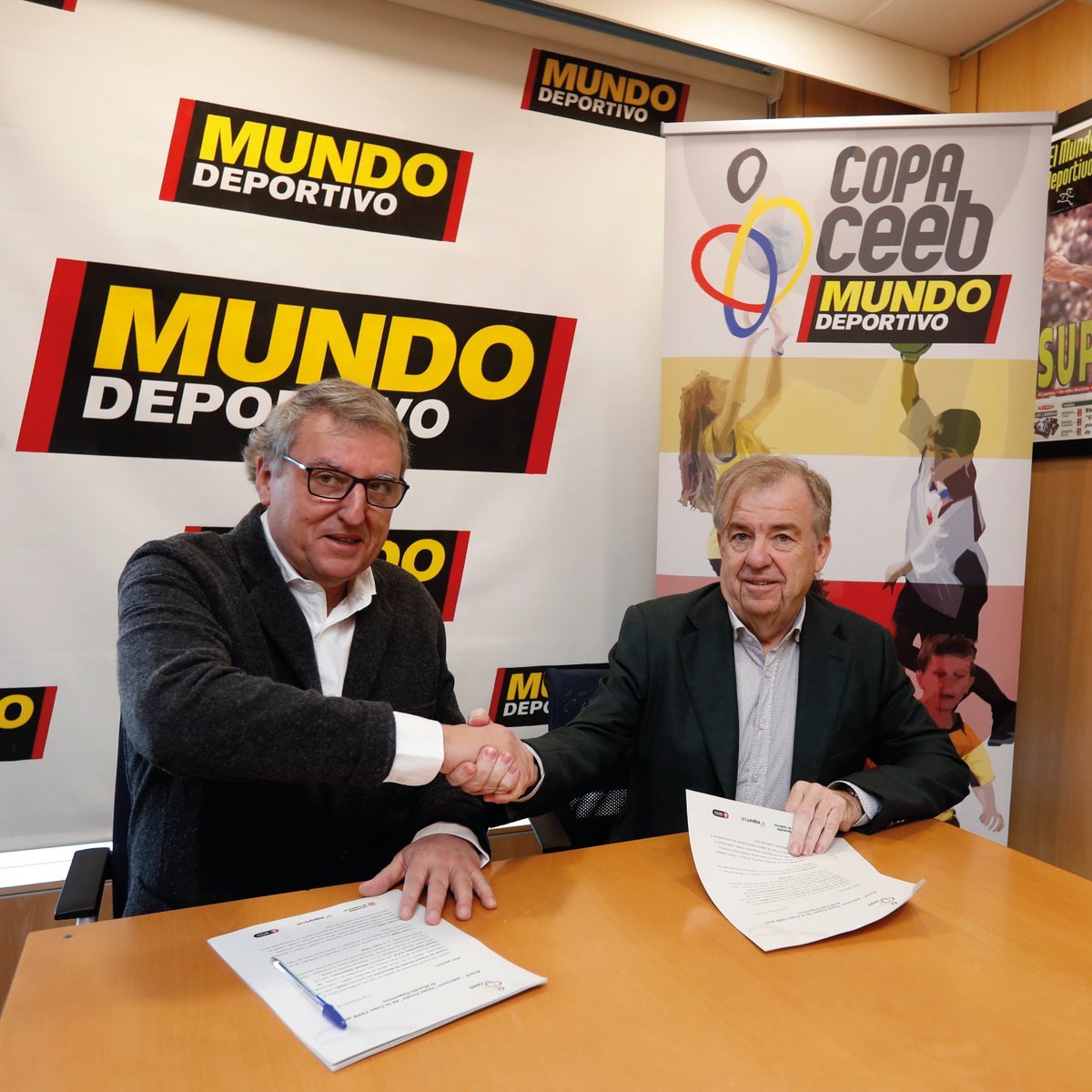 elconsell's tweet photo. Mundo Deportivo, nou patrocinador oficial de les fases finals de la #CopaCEEB!
El passat dimarts 27 de desembre, el director i CEO de @mundodeportivo,@SantiNollaMD, i el vicepresident del #CEEB,Joan Villacampa, van signar l'acord de patrocini 📰https://t.co/kJ3XUE7Nit
#Esportivat https://t.co/UUWqJxwoSw