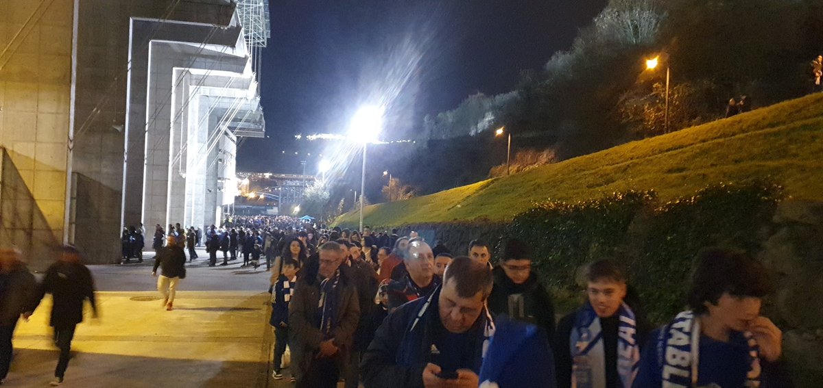 timinbarking's tweet photo. Hola @sidlowe are you in the massive queue outside? https://t.co/yzIFvjOUPZ