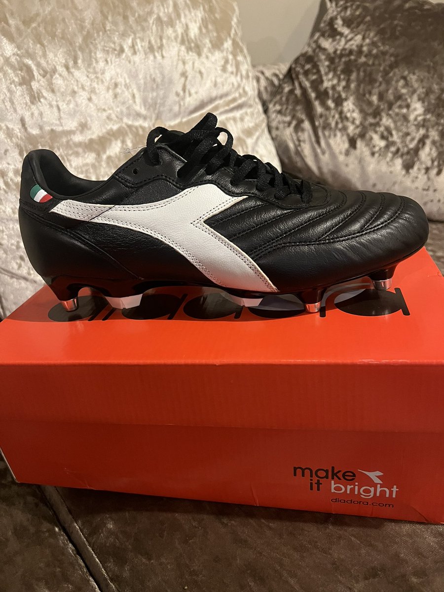 steakbakeblake's tweet photo. First pair of black boots!!
Really starting to show my maturity buying these…
Always had a issue with black boots tbh!
Don’t know why, I like black stuff.. Hoodies, trainers, sweets and… BOOTY!!
Best striker in East Anglia! https://t.co/bNTZreisNt