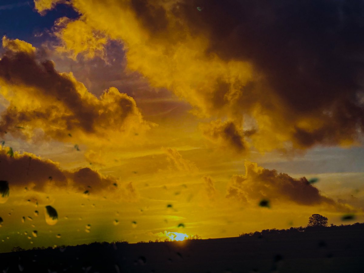 Fleurenfleurs's tweet photo. #sunset #sunsetlovers #sky #coucherdesoleil #photo #NaturePhotography #cieldefeu #amateurphoto #colors #nature https://t.co/Qpi3oZNMf3