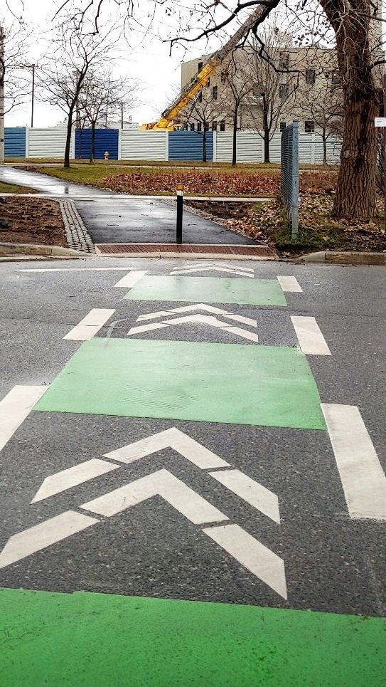 (1/5) Happy New Year! 🎉 
Over the last 4 yrs, 90km of bike infrastructure was implemented in Toronto. This has included neighbourhood greenways, trail connections, and new protected intersections. 

Photos courtesy of @to_cycling #BikeTO