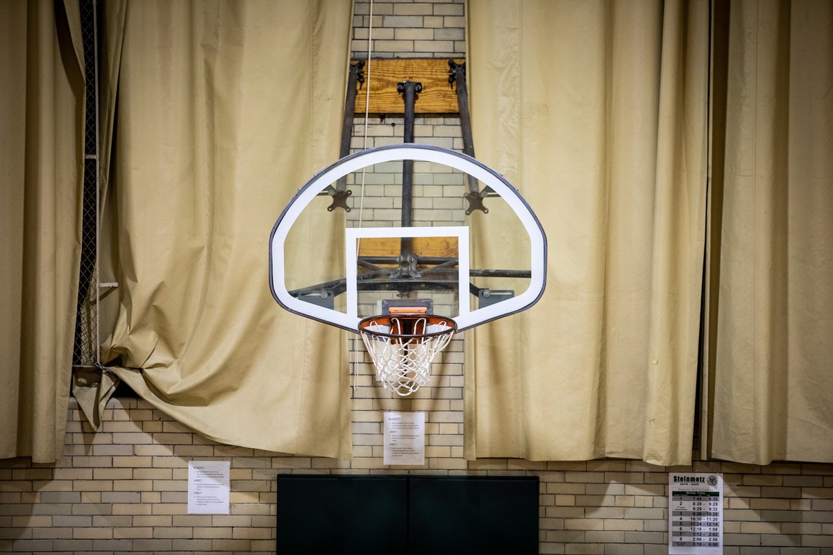 VincentDJohnson's tweet image. Seriously... I had to make a post about the draperies in some of the #ChicagoPublicLeague high school gyms.
Photos from:
☑️ #ChicagoVocational
☑️ #LaneTech
☑️ #Steinmetz
☑️ #DuSable
☑️ #Austin

 @CPLAthletics @SStreaksHoops @Pantherpride49 @LT_Athletics