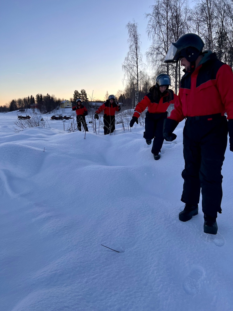 filipsborg's tweet photo. On all our safaris we dfo extensive storytelling where our guests learn a lot about nature and the arctic area. We went upstream to the rapids that never freezes during the winter and than into the #forest.
.

#sweden #swedishlapland #heartoflapland #filipsborg #lapland #hotel https://t.co/63qxl0vgs5