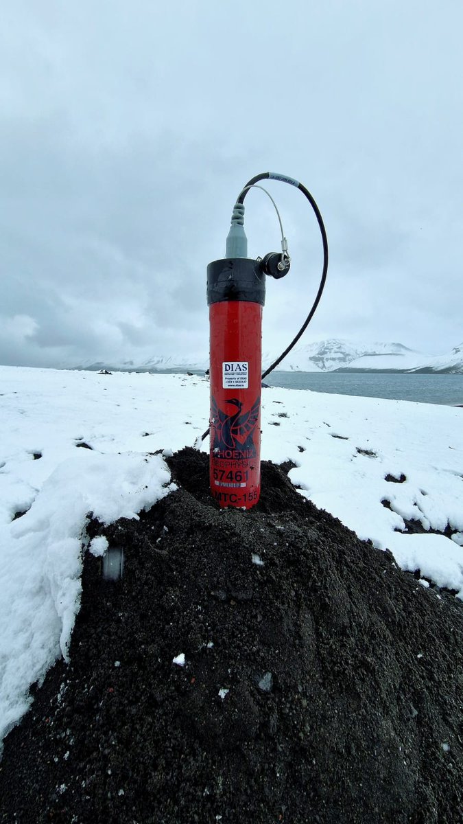 Delighted to see our new instrumentation in Antarctica. Below, an induction coil magnetometer records the vertical component of the earth’s magnetic field. Collecting magnetic & electric field data at different frequencies can tell us info’ about the deep geology.
#DIASdiscovers