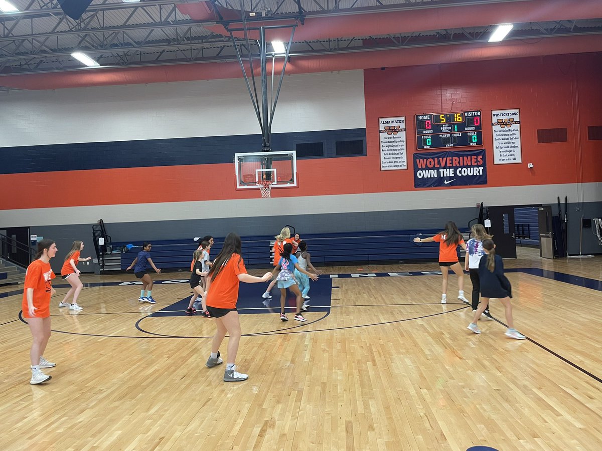 Practice today included our 3rd-5th grade future Wolverines! We had a great time teaching and playing with these kiddos! 🧡💙🏀