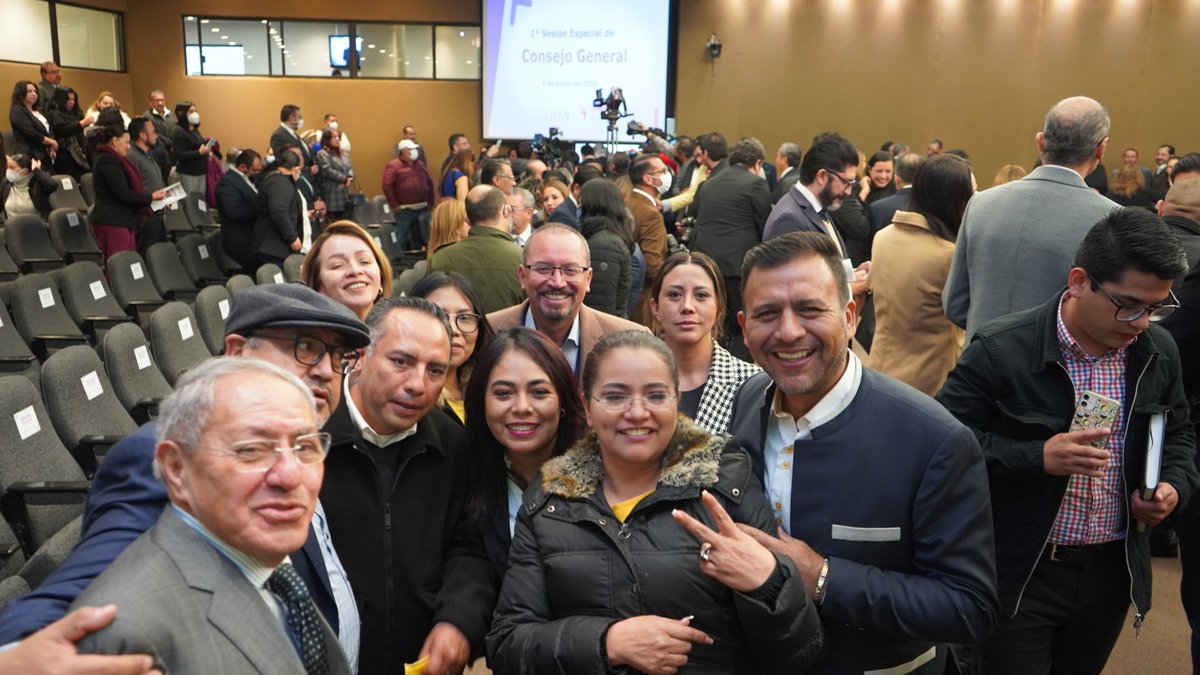 PRDEstado's tweet photo. El @PRDMexico se declara listo para ser protagonista en el proceso electoral por la Gubernatura del Estado de México, una vez que el Consejo General del @IEEM_MX ha dado al banderazo de salida hacia el 4 de junio.
¡Con el corazón arriba y a la izquierda! https://t.co/EcKA00CjrG