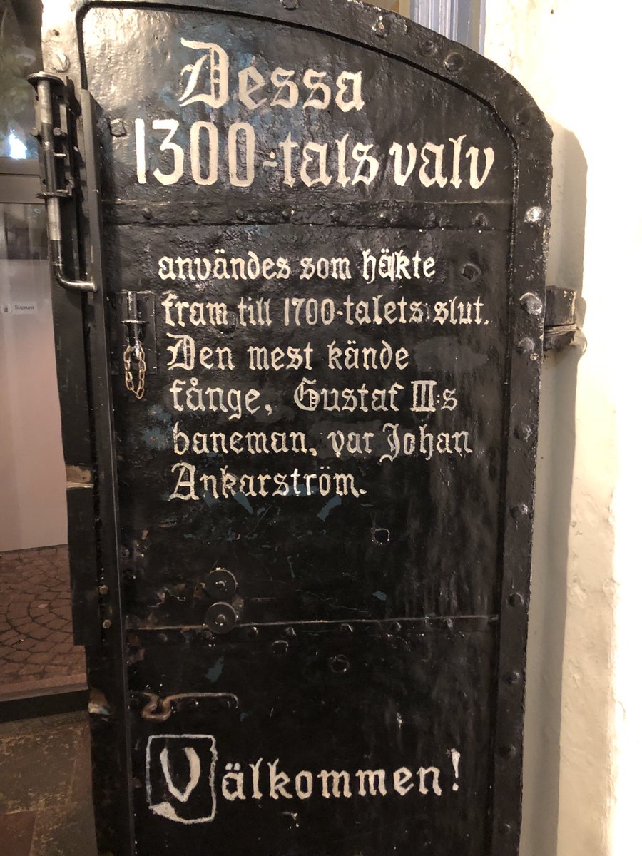 VesaVares's tweet photo. Historioitsija ei pääse tavoistaan… kävimme syömässä paikassa, jonka nimi on Sten Sture Cafe ja jossa myöhempi kuninkaanmurhaaja oli vangittuna. Käytännössä verilöylyn naapurissa. Ihan lagom plus silakat. #tukholma #stortorget https://t.co/mtMmAeLNwa
