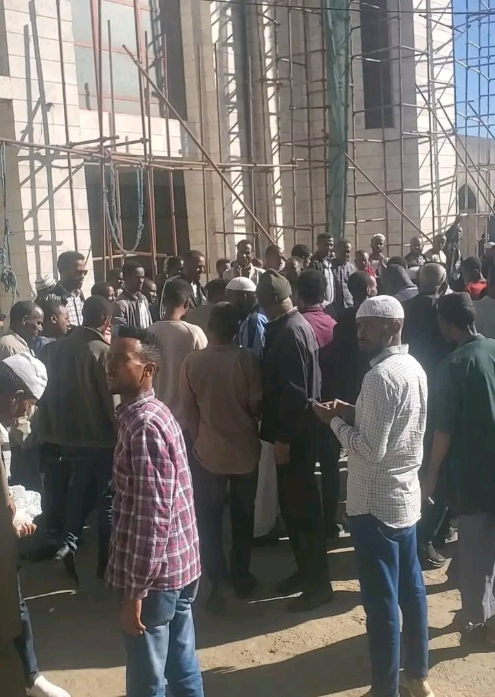 JuJuCr2's tweet photo. ህገወጡ የአዲስ አበባ መጅሊስ ከተማውን በሁከት ለማተራመስ ቆርጦ ተነስቷል!

ታሪካዊ ተቋሞችን እና መስጂዶቻችንን መጠበቅ የሁሉም ሙስሊም ማህበሠሰብ ሀላፊነት ነው! ወሃቢያን መስጊድ ለመንጠቅ እየሞከሩ ነው
ሼር ይደረግ https://t.co/Wpgegp36iQ