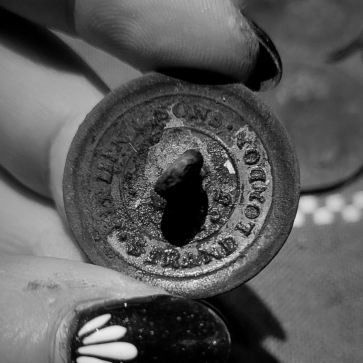 My new love? 

Livery buttons 🧵🪡

Please excuse the dirty nails, these delicate beauties were found whilst metal detecting.

@noktadetectors #noktasimplex @TheSearcherMag #metaldetecting #detectorists #Archaeology #History #womendetectorists #liverybutton #mudlark