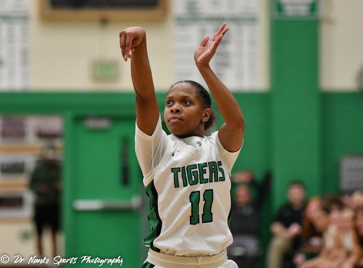 RaymondNanko's tweet photo. Yorktown Tigers Girls Basketball defeats Muncie-Central Bearcats 59-32   Amari Wright #11 https://t.co/K30vbBWqDh