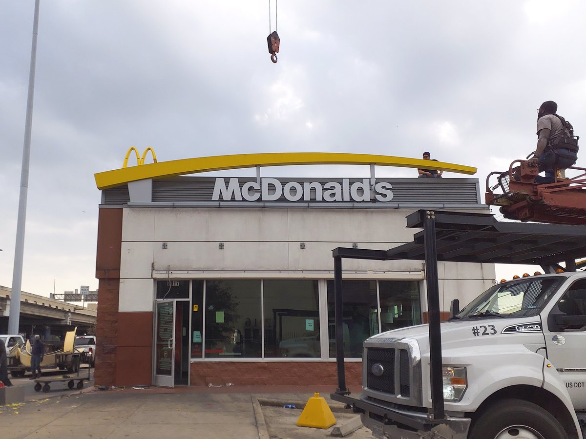 bakerssignstx's tweet image. McDonalds Signage Removal in downtown Houston. Meticulous work but our team makes quick work of it. Great job guys!

#signremoval #houstonsigncompany #bakerssigns