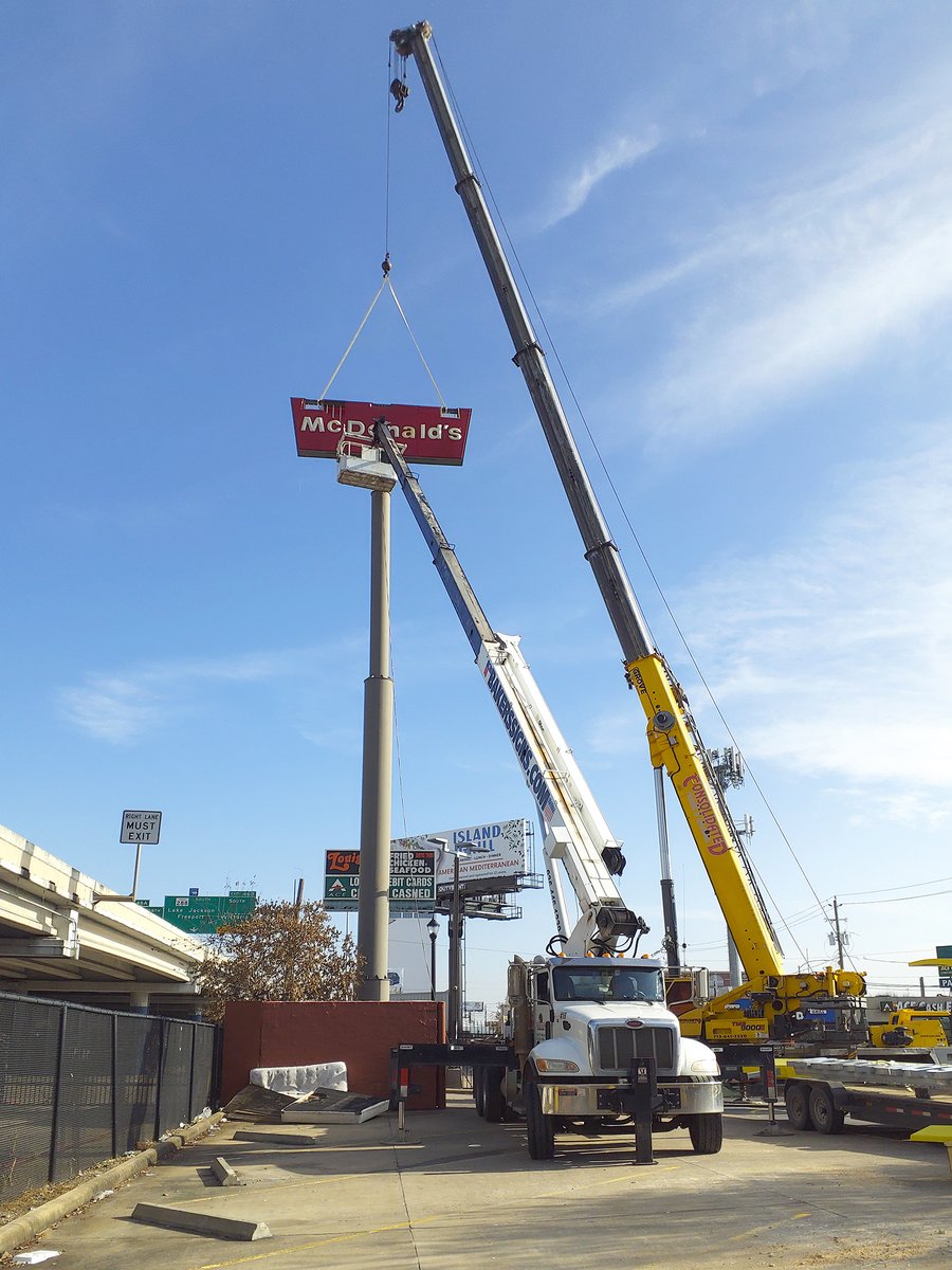 bakerssignstx's tweet image. McDonalds Signage Removal in downtown Houston. Meticulous work but our team makes quick work of it. Great job guys!

#signremoval #houstonsigncompany #bakerssigns