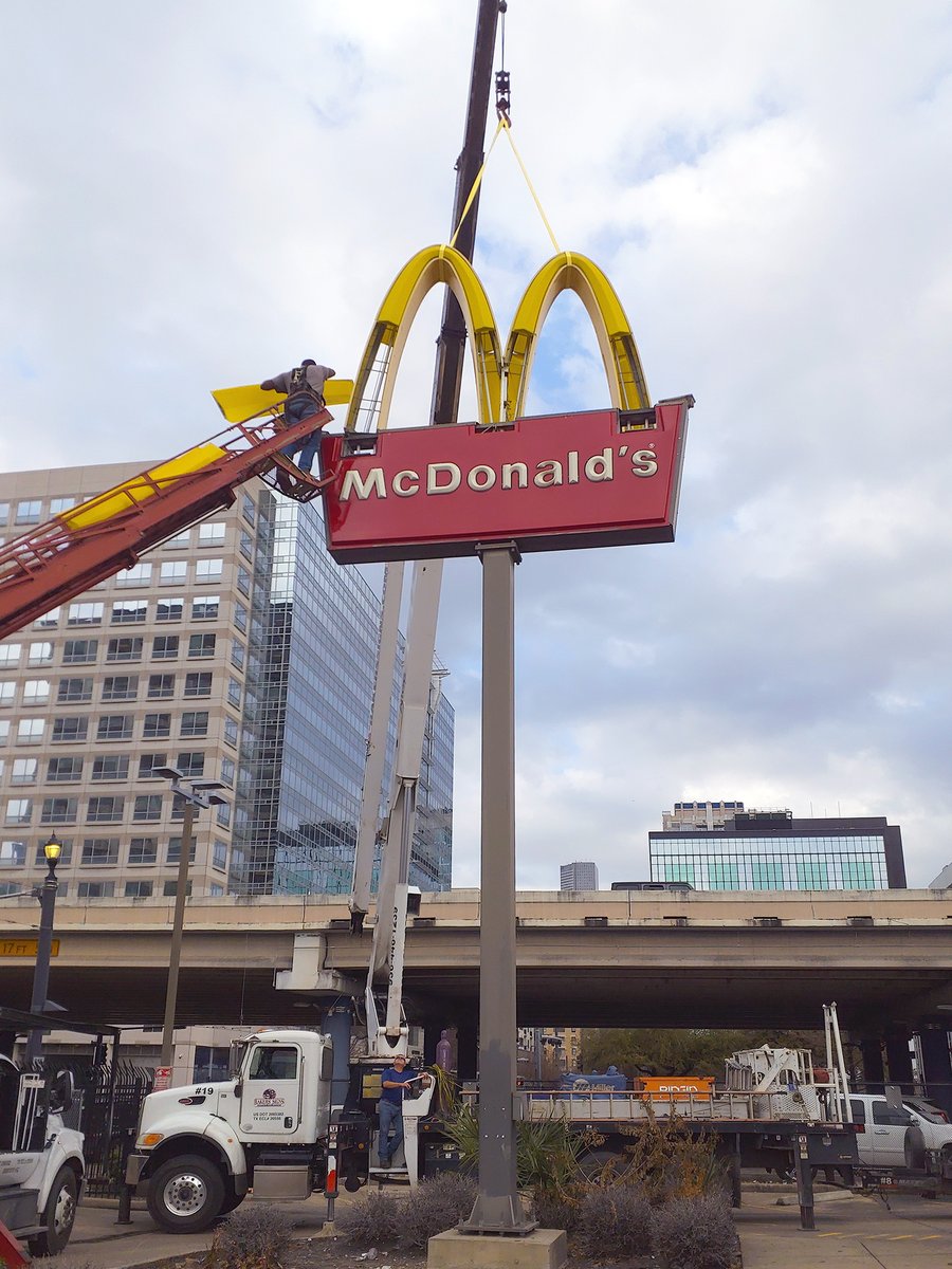 bakerssignstx's tweet image. McDonalds Signage Removal in downtown Houston. Meticulous work but our team makes quick work of it. Great job guys!

#signremoval #houstonsigncompany #bakerssigns