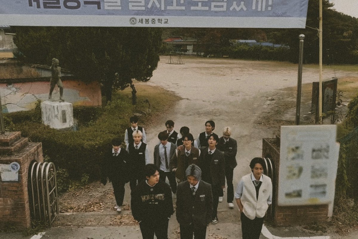 Rice_Snack__'s tweet photo. 30분 전, 학교 앞 전봇대 CCTV 화면
.
.
.
.
으로 시작하는 좀아포틴을 써주실분? https://t.co/sU40LefBT5