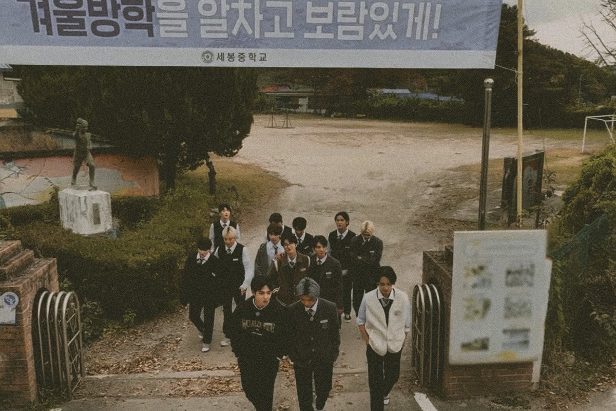 Rice_Snack__'s tweet photo. 30분 전, 학교 앞 전봇대 CCTV 화면
.
.
.
.
으로 시작하는 좀아포틴을 써주실분? https://t.co/sU40LefBT5