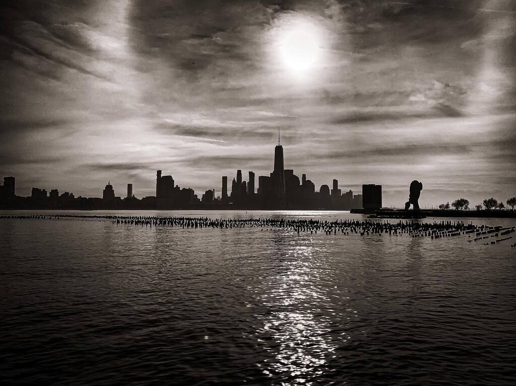 jimfeldman's tweet photo. Lower #Manhattan from #Hoboken. #photography #NewYork #NYC #NewYorkCity #monochrome #bnw #bnw_photography #blackandwhite #blackandwhitephotography #bnw_photo #bnwphoto #bnwphotography #bnw_greatshots #bnwcaptures #bw #shotoniphone #iphonephoto #iphonepho… https://t.co/Q2cfudFDkL https://t.co/QpnMqYO0Ap