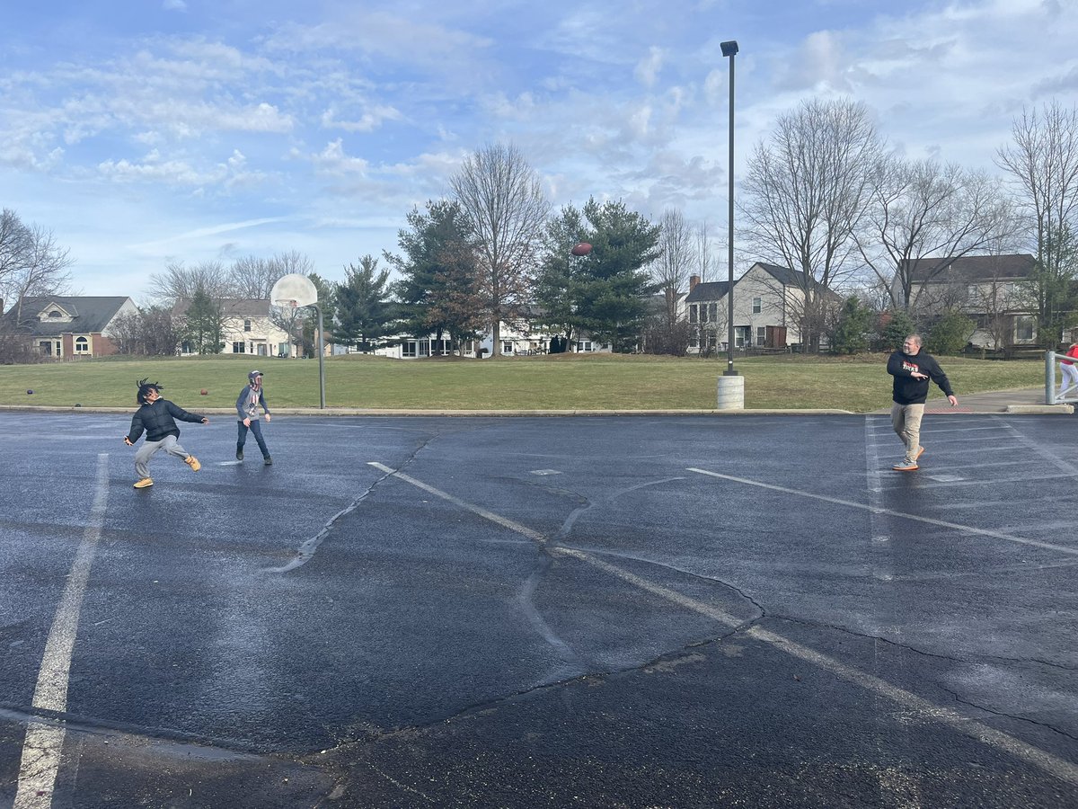 LIS_MrsCarter's tweet photo. 60 degrees in January! #recessfun #nocoatsneeded https://t.co/NzJTcjS2DB